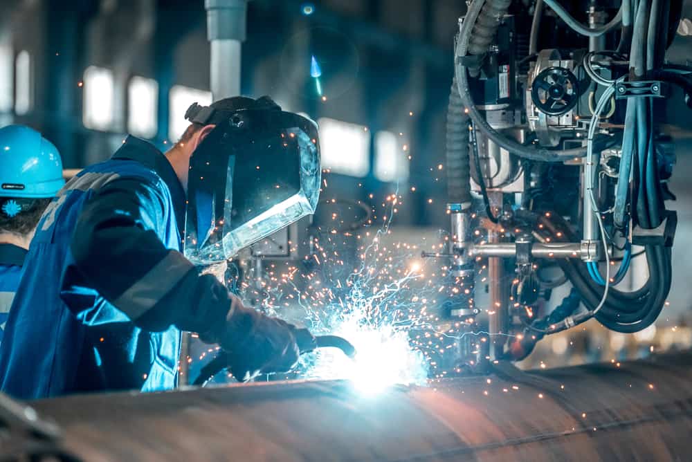 Manual welding during skilled welding shortage